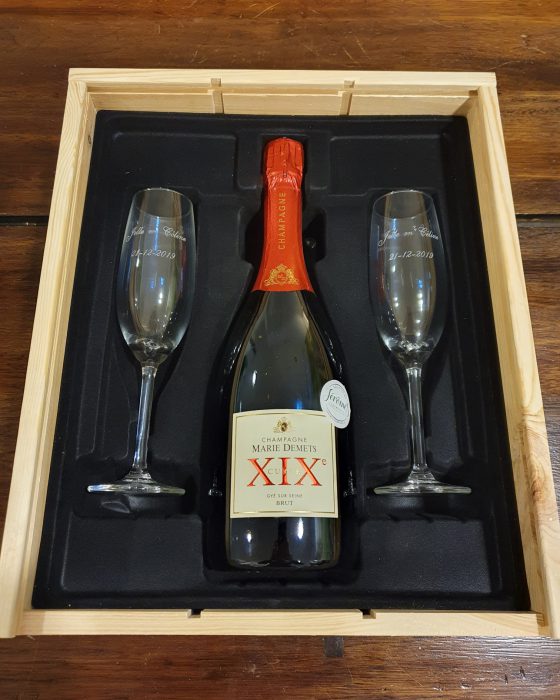 Geschenk - 1 fles - gravering 2 glazen - met Excellent Champagne